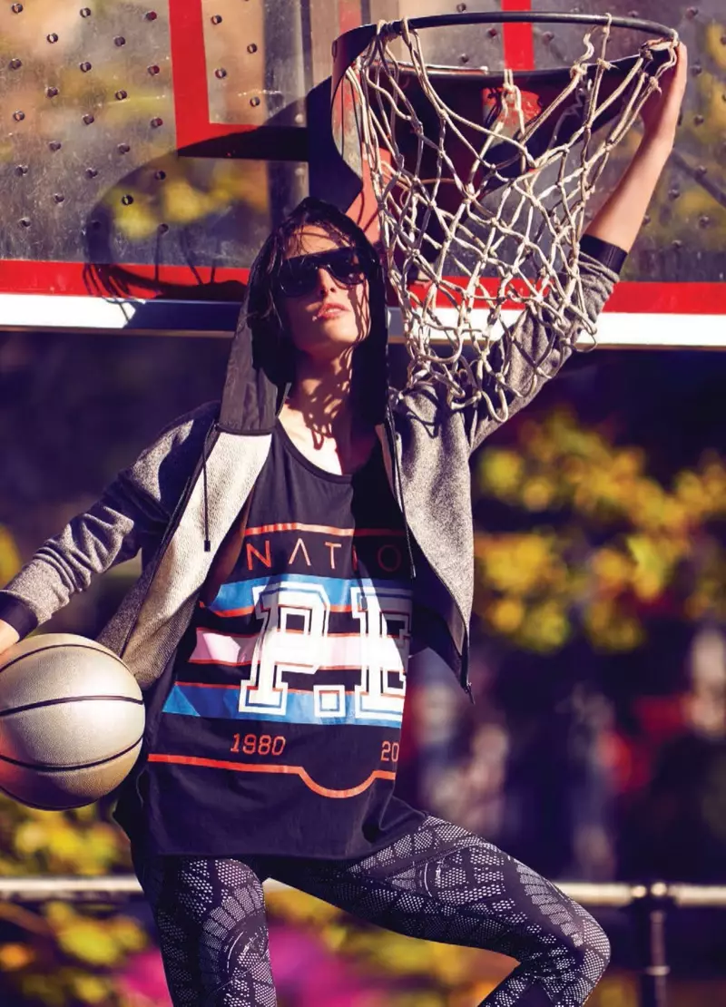 Hilary Rhoda mhando Armani Exchange hoodie, P.E. National tank, Champion leggings uye Osklen magirazi