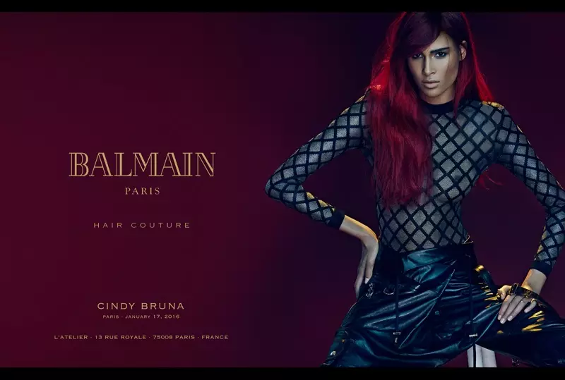 Cindy Bruna modela un peiteado vermello na campaña de primavera de 2016 de Balmain Hair Couture