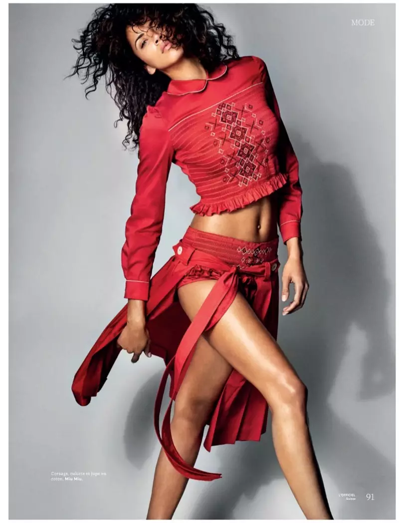 Noemie Lenoir သည် L'Officiel Switzerland အတွက် Chic Styles ဖြင့် ပုံဖော်ထားသည်။