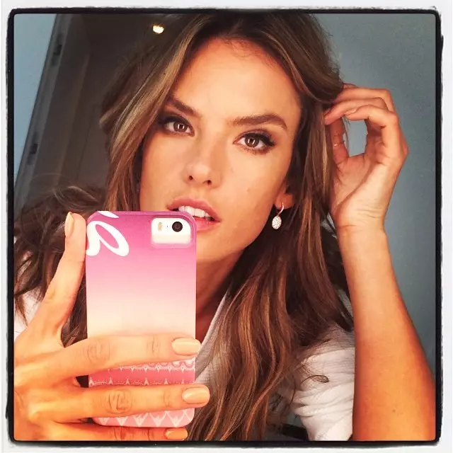 LUCRĂȚI ÎN OGLINDĂ: Modelul brazilian Alessandra Ambrosio își face un selfie în timp ce își arată husa telefonului în oglindă. Luați-o înapoi la zilele de MySpace.