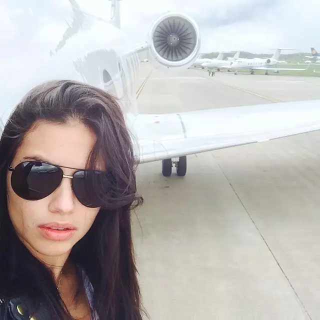 OBAIR AN CÚLRA: Is tús deas é scaird príobháideach cosúil le selfie Adriana Lima, ach cruthaíonn an sármhúnla seo gur féidir leat an cúlra a oibriú áit ar bith - ag an trá, ag ceolchoirm nó fiú sa bhaile. Bain úsáid as an cúlra chun do bhuntáiste.