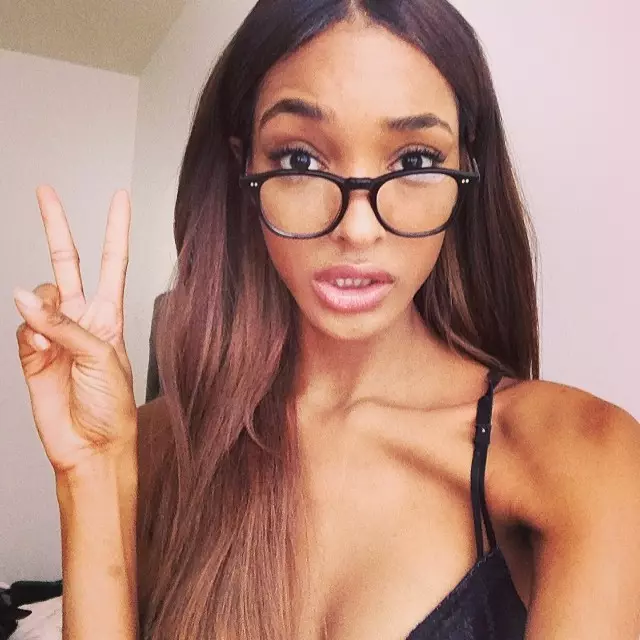 BAKE SEINALE BAT ERAGARRI: Jourdan Dunn modelo britainiarrak bakearen ikurra erakusten du Instagrameko selfie honetan. Ez dago gaizki zure jarraitzaileei maitasun apur bat erakustean.