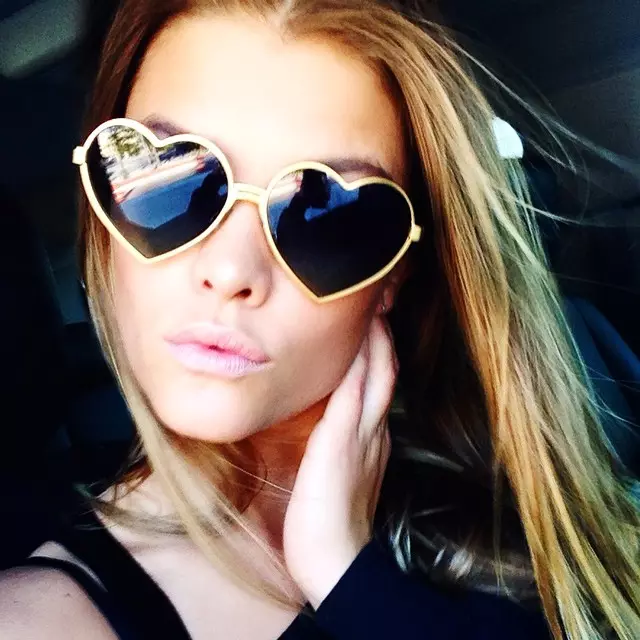 THROW ON SOME SHADES: Hindi mo gusto ang hitsura mo sa isang selfie? Magsuot ng ilang shade para sa pinakahuling accessory na gumagawa ng pahayag tulad ng modelong Sports Illustrated Swimsuit na si Nina Agdal. Larawan sa pamamagitan ng Instagram.