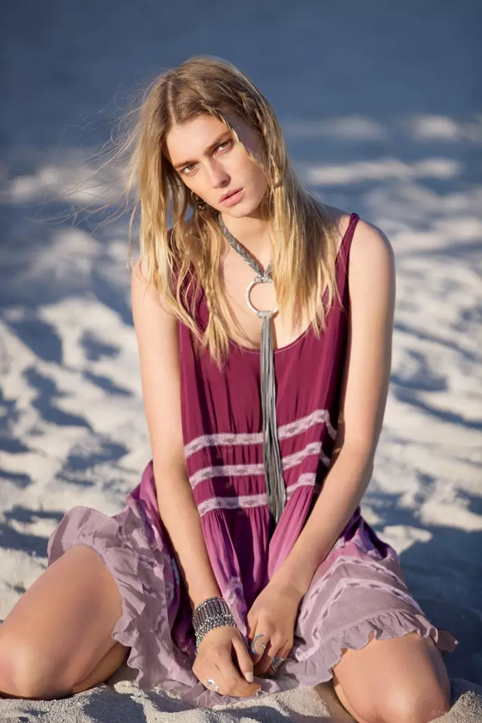 Sigrid Agren သည် Free People's အတွက် ဟန်ဆောင်သည်။