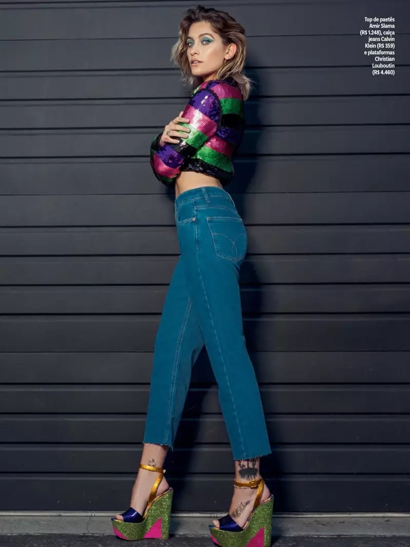 Paris Jackson tạo dáng trong áo sơ mi đính sequin của Amir Slama, quần jean Calvin Klein và xăng đan Christian Louboutin