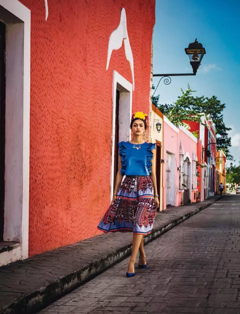 Zhenya Katava berjalan di jalan dengan pakaian atasan petani dengan skirt bersulam