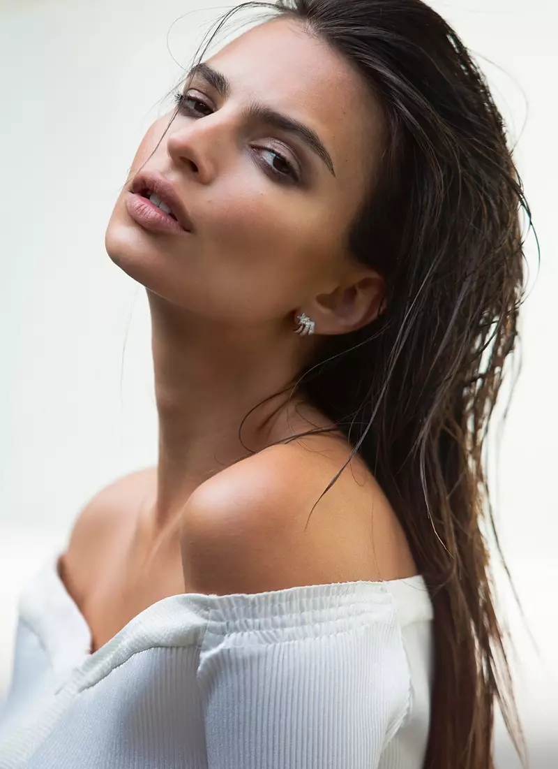 Emily Ratajkowski เข้าใกล้ด้วยต่างหู Chanel Fine Jewelry และชุด Barbara Casasola