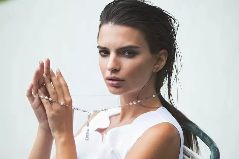 Emily Ratajkowski elkápráztatja a Chanel Fine Jewelry nyakláncot és a Dior felsőt