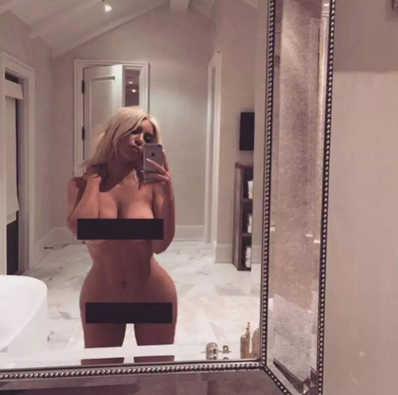 Nakin selfie Kim Kardashian vakti deilur á samfélagsmiðlum