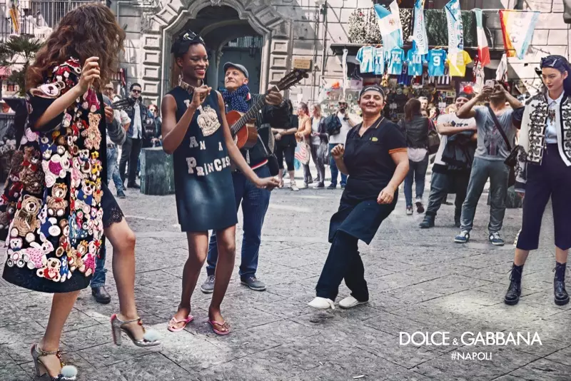 Le pubblicità di Dolce & Gabbana autunno inverno 2016 sono state fotografate a Napoli, in Italia, da Franco Pagetti