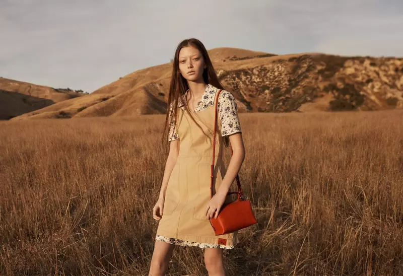 Sara Grace Wallerstedt는 Calvin Klein Jeans의 2018 봄-여름 캠페인에 출연합니다.