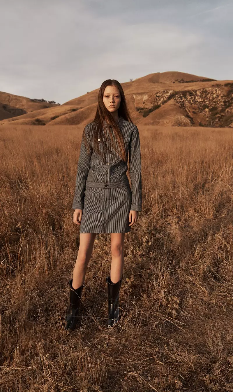 Sara Grace Wallerstedt는 Calvin Klein Jeans의 2018 봄-여름 캠페인에서 데님 드레스를 입었습니다.
