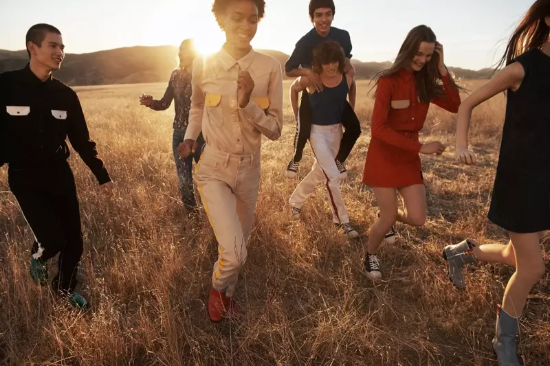 Calvin Klein Jeans 2018 봄-여름 캠페인을 위해 들판에서 달리는 모델들