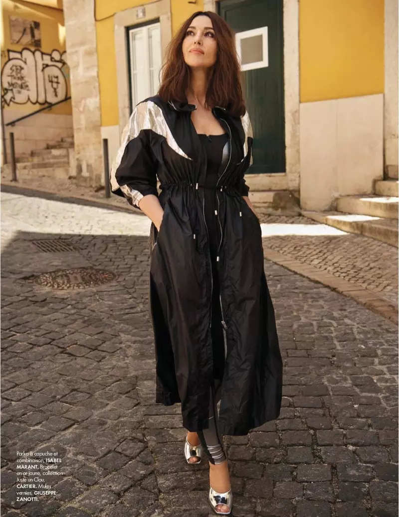 Monica Bellucci Isabel Marant parka හි පෙනී සිටින අතර Giuseppe Zanotti කොටළුවන් සමඟ ජම්ප් සූට්