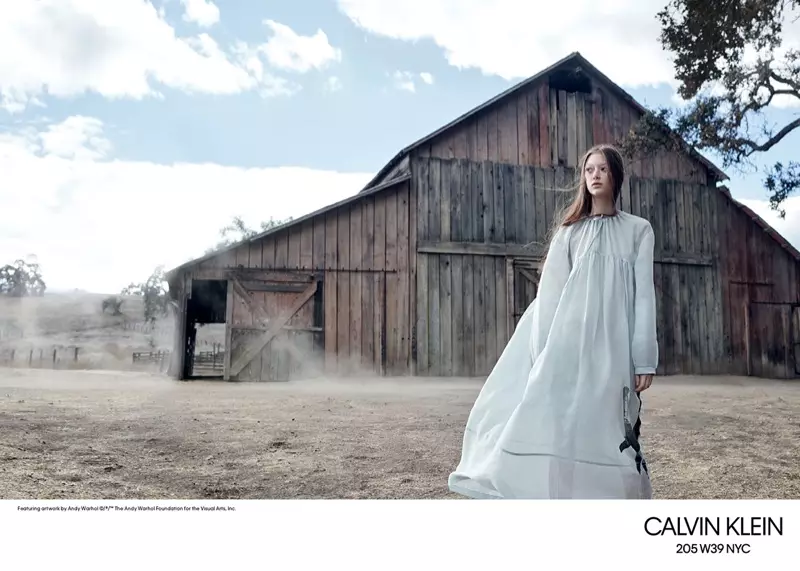 Tauraruwar Sara Grace Wallerstedt a yakin bazara-rani na 2018 na Calvin Klein