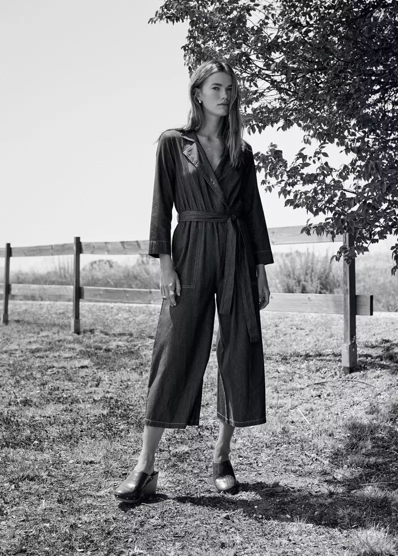 O Mathilde Brandi o lo'o tu i totonu o le Mango denim style jumpsuit