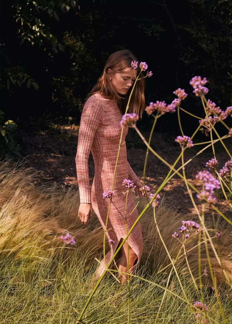 Mathilde Brandi con vestido largo de punto de Mango