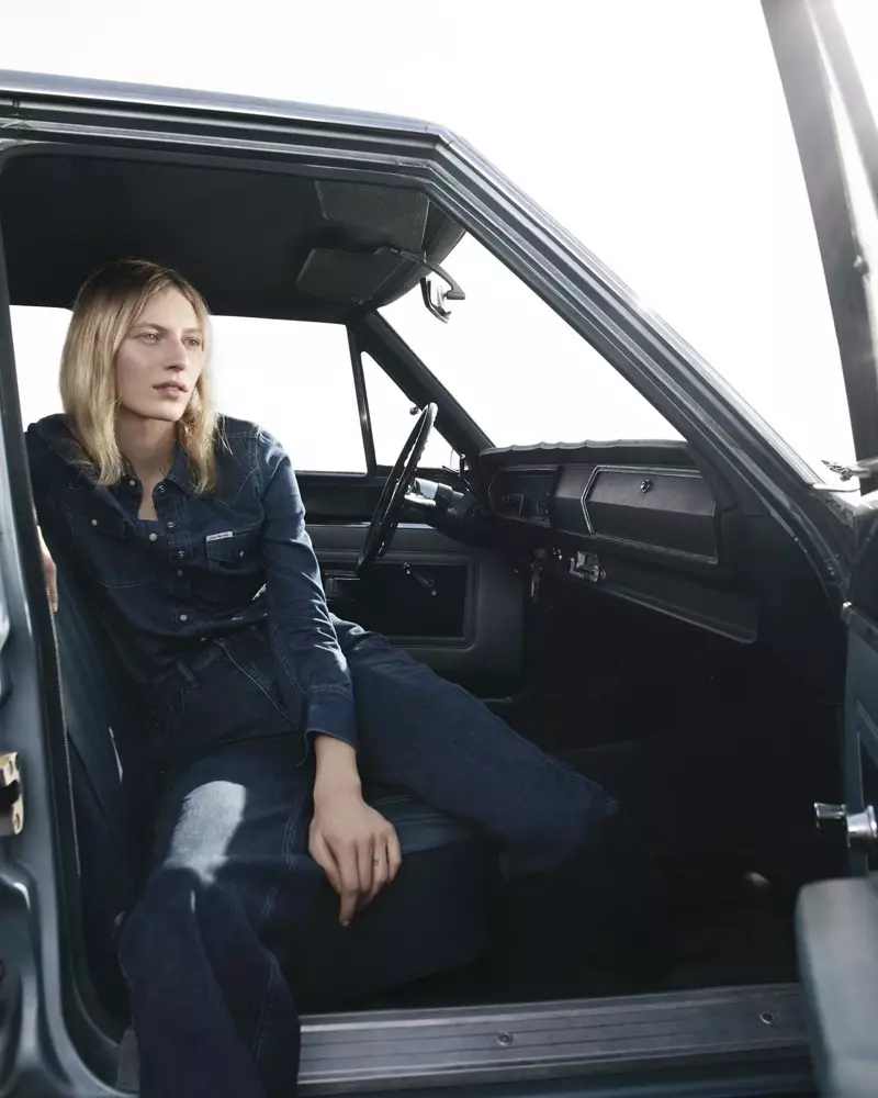 Julia Nobis schittert in de herfst-winter 2017-campagne van Calvin Klein Jeans