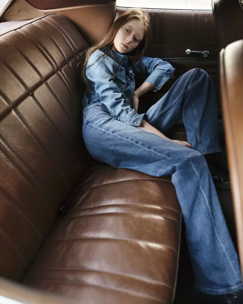 Sara Grace Wallerstedt schittert in de herfst-winter 2017-campagne van Calvin Klein Jeans