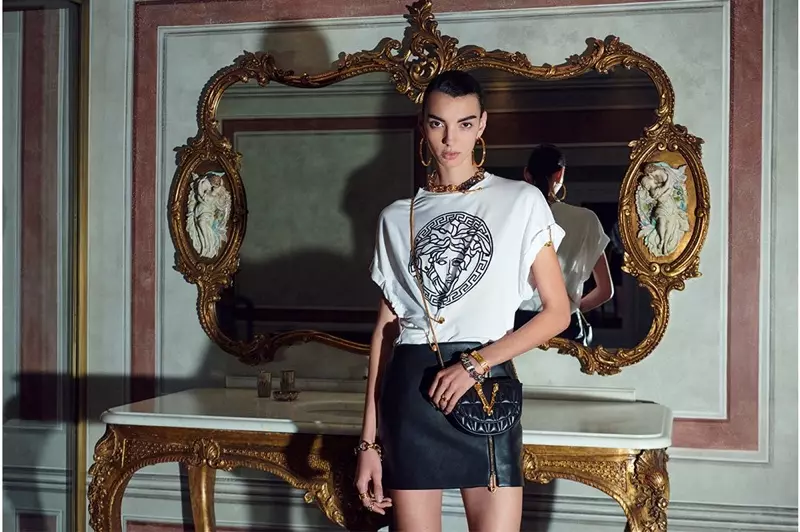 Cynthia Arrebola schittert in de Versace pre-fall 2020 campagne.