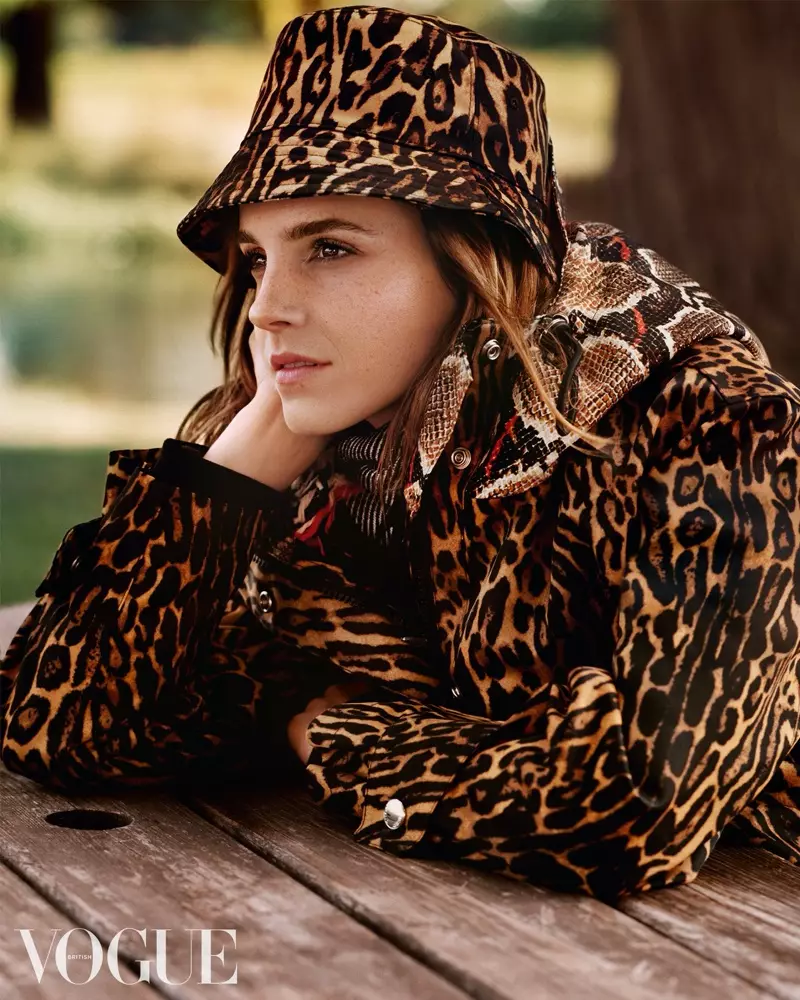 Leopard naqshida suratga tushgan Emma Uotson Burberry parki va chelakli shlyapa kiyadi