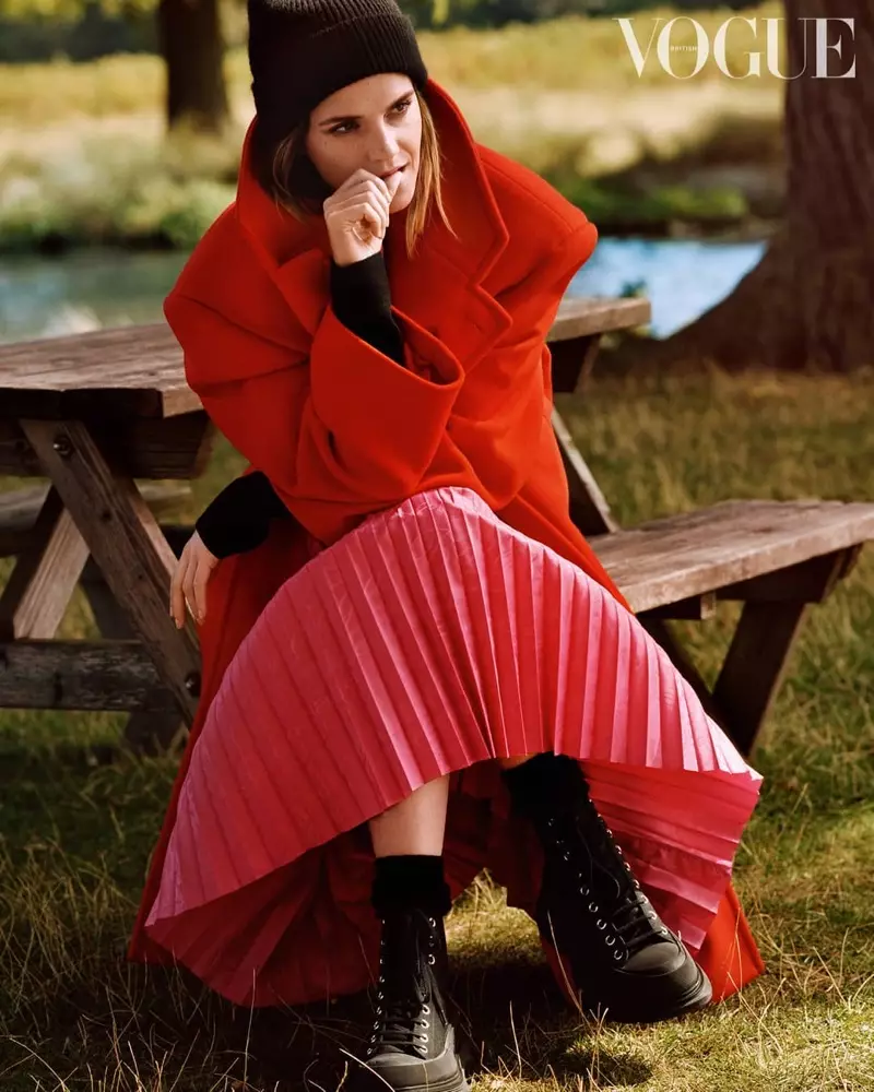 Gisulayan ni Emma Watson ang Balenciaga coat ug skirt, Gabriela Hearst sweater ug Alexander McQueen nga botas