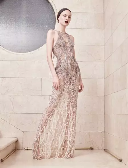 Atelier Versace 2017 жылдың күзіне арналған сәнді стильдерге назар аударады