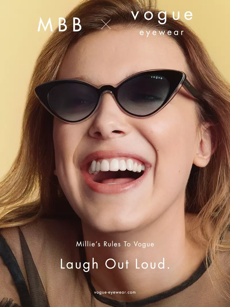 Laugh Out Loud: Millie Bobby Brown poartă ochelari de soare cu ochi de pisică din colaborarea Vogue Eyewear.