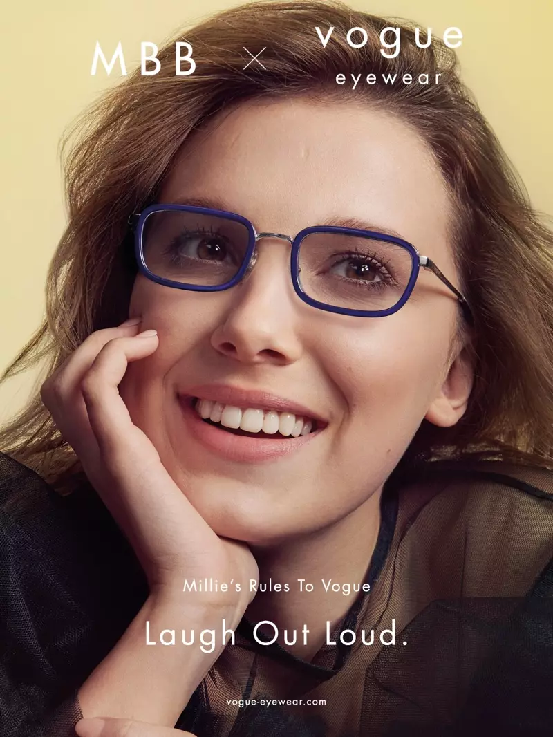 Tot zâmbete, Millie Bobby Brown este în fața celei de-a doua colaborări Vogue Eyewear.