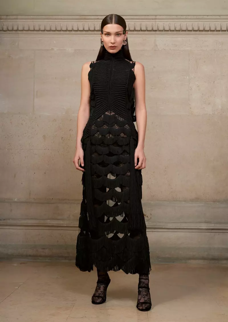 Бела Хадид носи рокля с ресни от пролетната колекция на Givenchy Haute Couture за 2017 г.