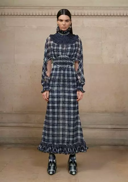 Кендъл Дженър носи карирана рокля от пролетната колекция на Givenchy Haute Couture за 2017 г.