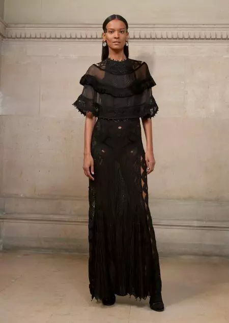 Liýa Kebede “Givenchy Haute Couture” -iň 2017-nji ýylyň bahar kolleksiýasyndan kesilen gara don geýýär