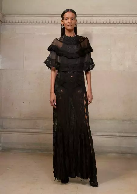 Liya Kebede draagt een zwarte jurk met uitsnijdingen uit de Givenchy Haute Couture lentecollectie 2017