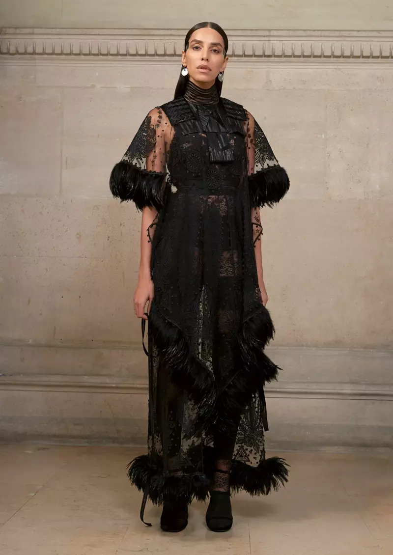 Lea T. nganggo gaun sing dihiasi wulu saka koleksi musim semi 2017 Givenchy Haute Couture