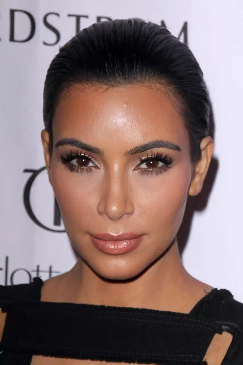 Kim Kardashian cu ochi căprui