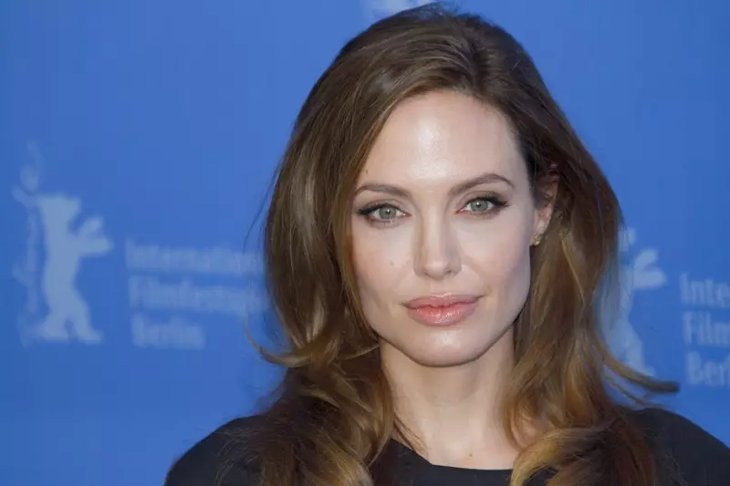 Angelina Jolie Mata Biru