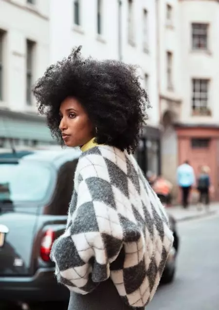 Julia Sarr-Jamois ນຸ່ງເສື້ອ H&M x Pringle ຂອງ Scotland's Chic Knits