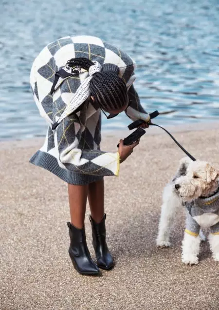 Julia Sarr-Jamois wuxuu xidhaa H&M x Pringle of Chic Knits Scotland