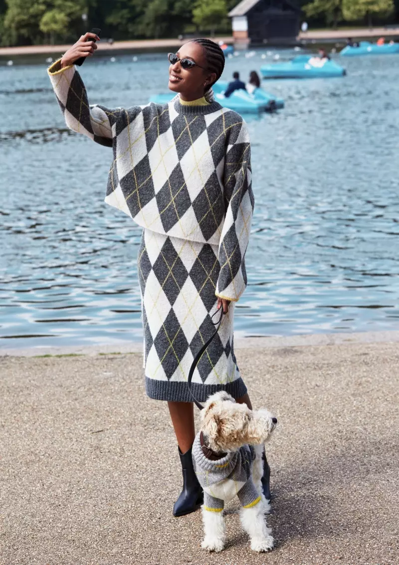 Julia Sarr-Jamois payuneun kampanye H&M x Pringle of Skotlandia