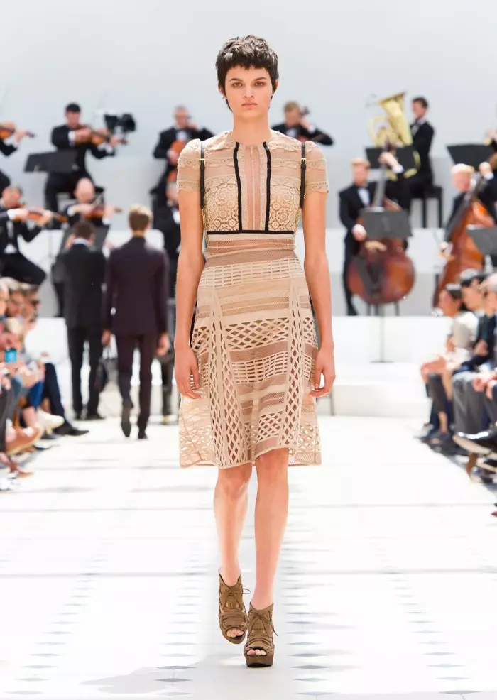 Jolie en dentelle : robes Burberry printemps 2016