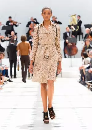 Pretty in Lace: Burberry haljine za proljeće 2016