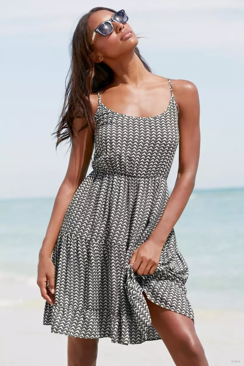 Το Jasmine Tookes Hits the Beach για την επόμενη άνοιξη 2015