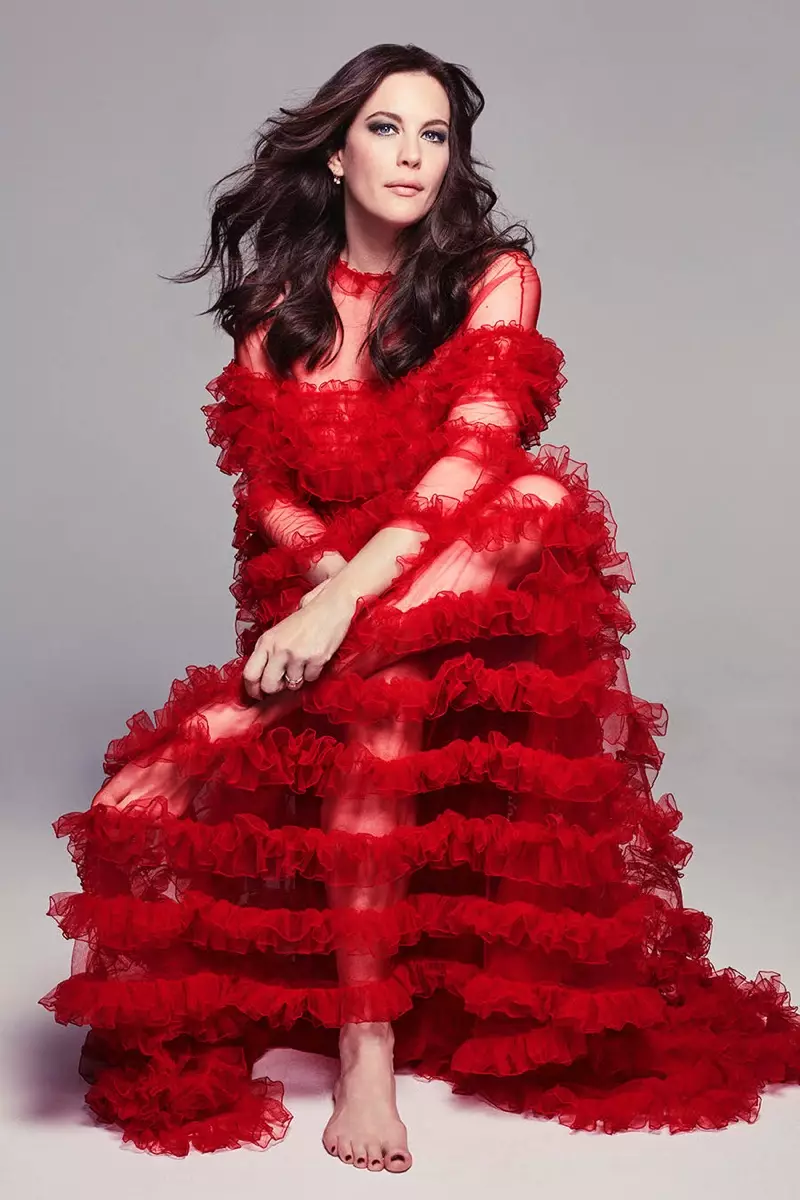 Vêtue de rouge, Liv Tyler pose en robe Valentino