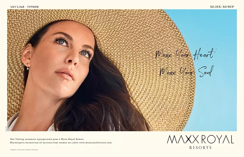 Aktrisa Liv Tayler Maxx Royal Resorts 2018 kampaniyasında günəş papağı taxır