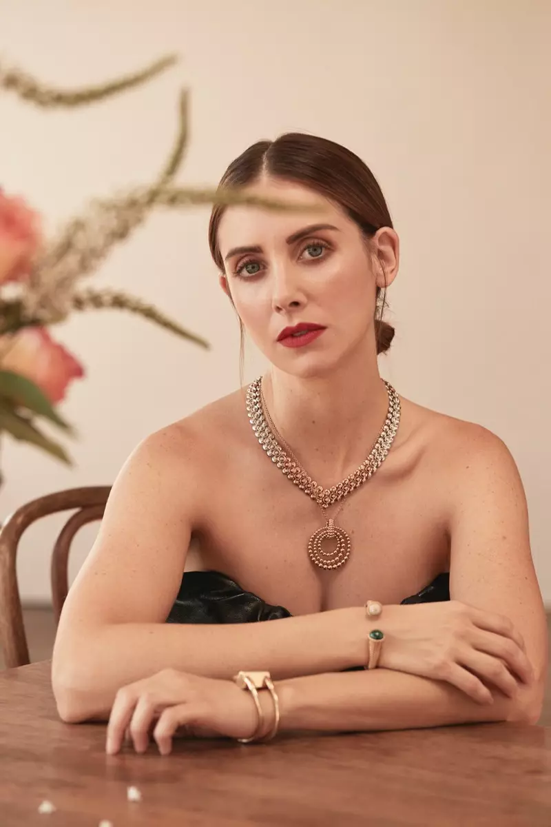 Alison Brie, fotografert av David Roemer, glitrer i smykker