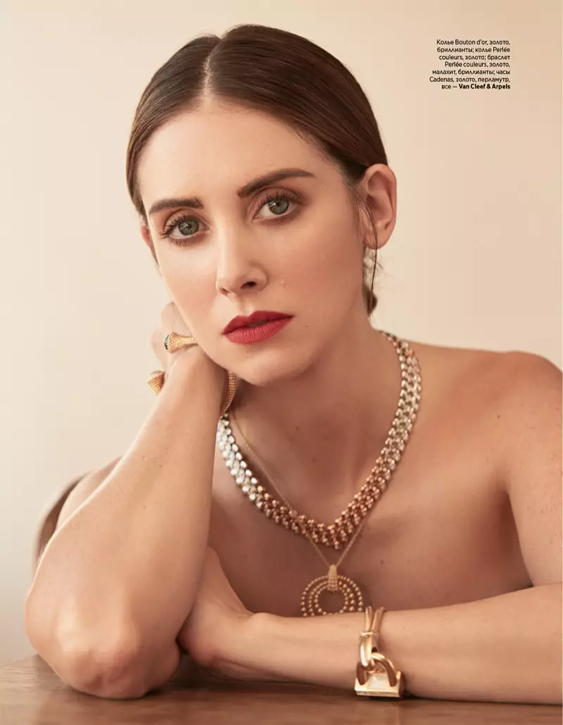 Purtând o buză roșie, Alison Brie strălucește în bijuterii uluitoare de la Van Cleefs & Arpels