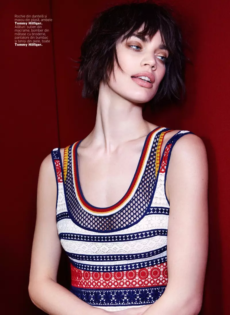 Rianne abraça as listras coloridas da Tommy Hilfiger