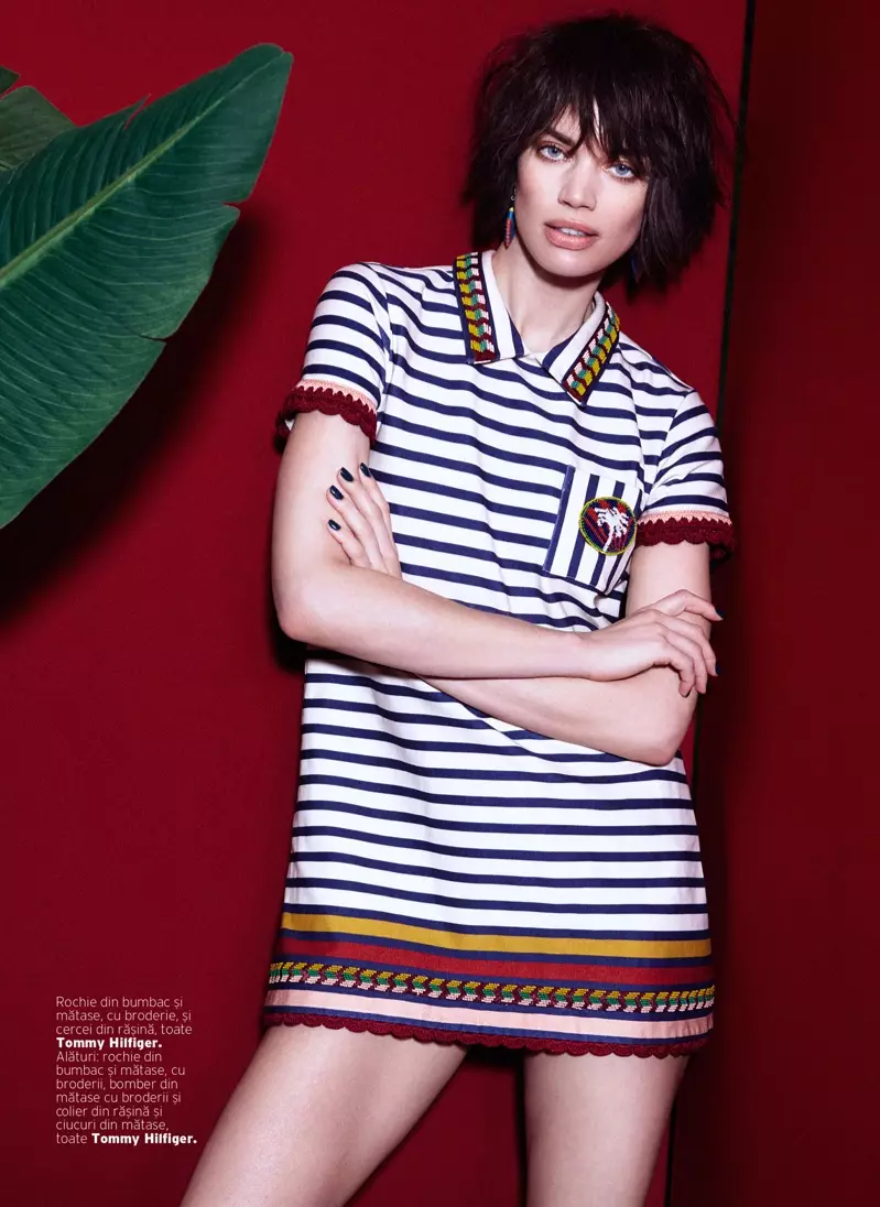 Pẹlu awọn apa rẹ rekoja, Rianne Ten Haken duro ni Tommy Hilfiger imura seeti ṣi kuro