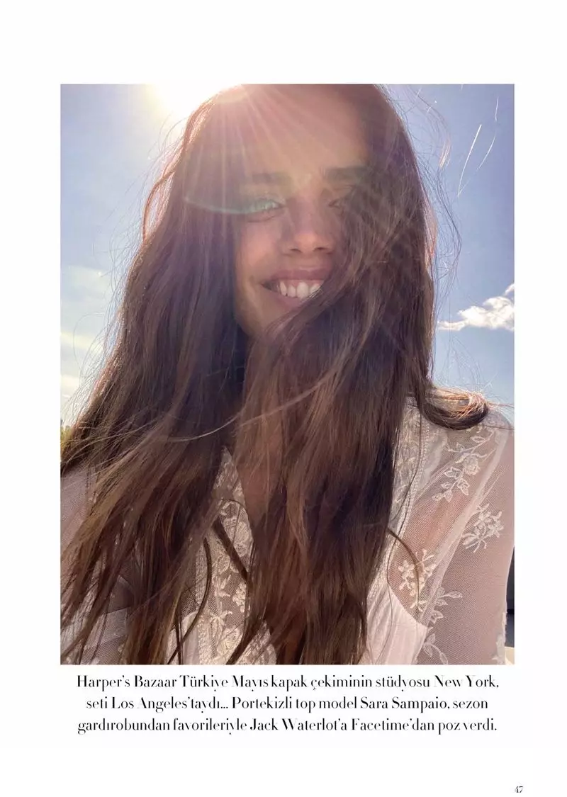 Sara Sampaio pozuoja per „FaceTime“ „Harper's Bazaar Turkijoje“.