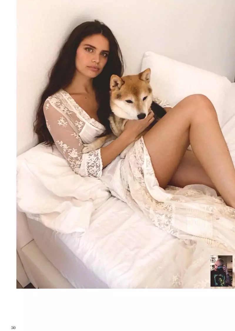 Sara Sampaio Poses liwat FaceTime kanggo Harper's Bazaar Turkey